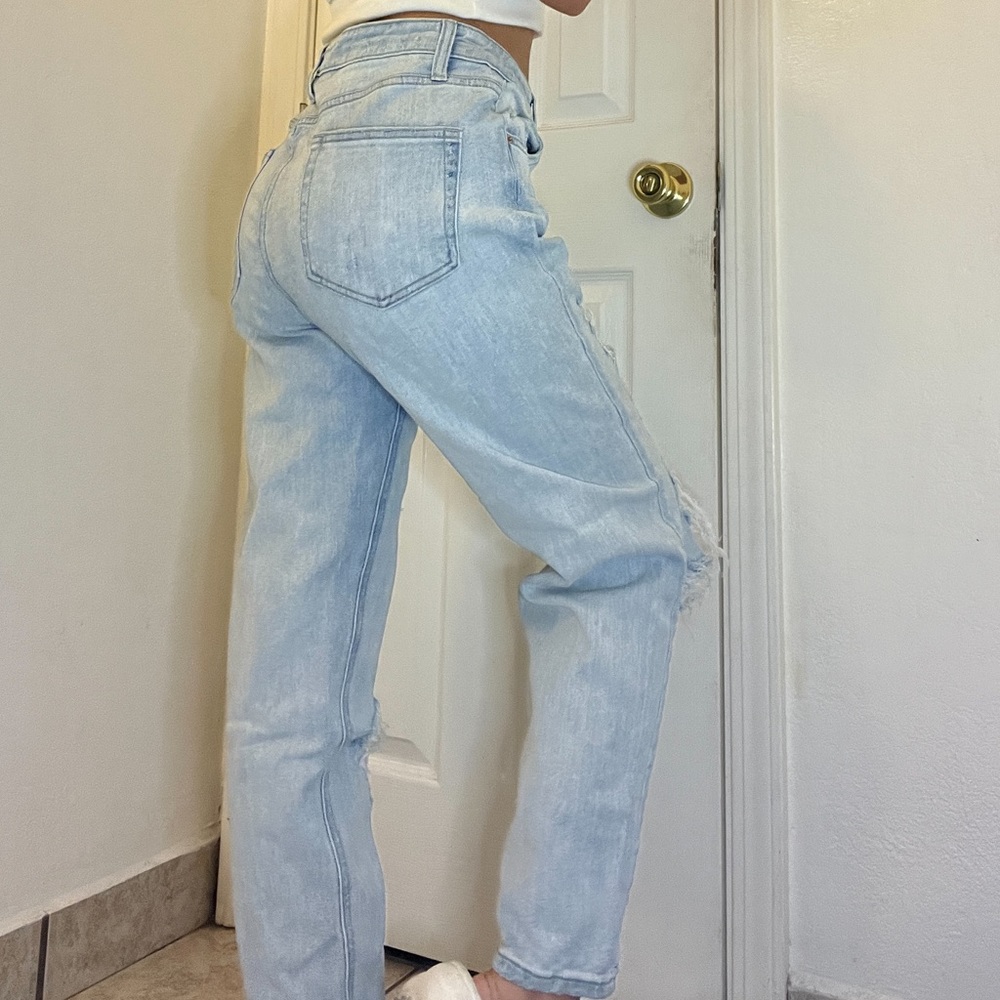Wild Fable Ripped Light Wash Denim High Rise Mom Jean Zipper and Pockets